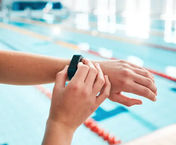 Ceas Deșteptător Persoană Sau Mâini Înot Piscina Pentru Sport Antrenament — Fotografie, imagine de stoc