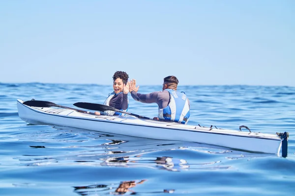 ビーチ または休暇中のスポーツの挑戦で川の高い5つのカヤックの水 オーシャンホリデー アドベンチャーとフィットネス トレーニング成功と勝利レースのためのカヌーで幸せなカップル — ストック写真