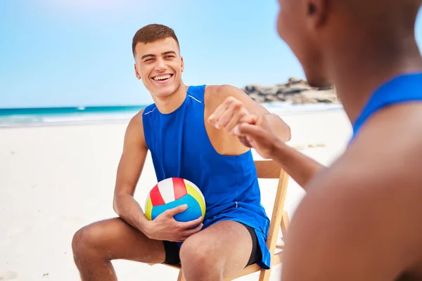 Щасливий Чоловік Волейбол Кулак Зіштовхуються Пляжі Командній Роботі Вигравши Або — стокове фото