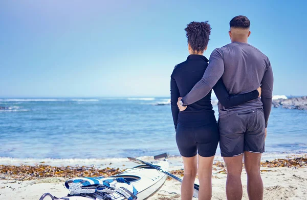 カップル カヤック アウトドアは チームワークのパートナーとビーチでの旅行冒険のためのものです 水上スポーツのためのカヌーを持つ男女の背後 空と休暇のバナースペースや自然の自由 — ストック写真
