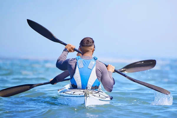 ビーチ または運動チームの川の背中やスポーツからカヤックの水 オーシャンホリデー アドベンチャー フィットネス カヌーのカップル 海での旅行でチームワークをトレーニング — ストック写真