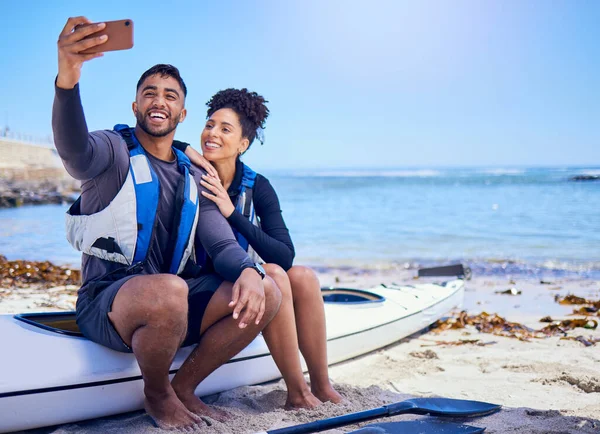 セルフィー カヤック 夏のビーチでのカップルは または休日の旅行のために一緒に リラックス または冒険のための海や海でボートでスポーツ男女と笑顔 — ストック写真