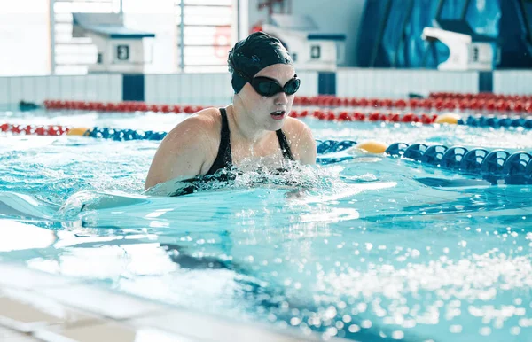 Natación Atleta Mujer Deportiva Agua Para Entrenamiento Acción Rendimiento Competencia — Foto de Stock