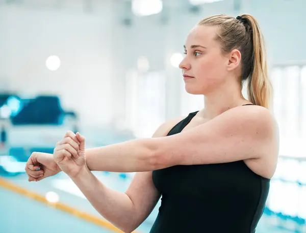 Zwemmer Sporter Vrouw Stretching Workout Wellness Voor Competitie Fitness Actieve — Stockfoto