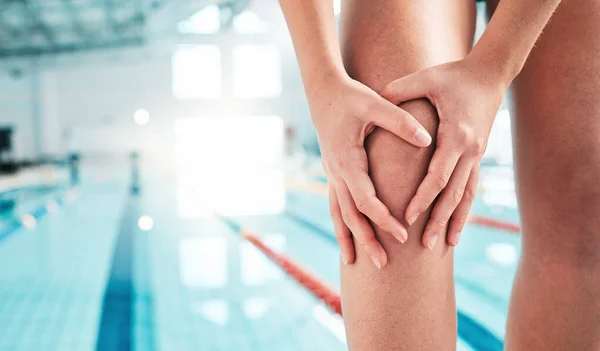 Sport Blessure Knie Pijn Ruimte Met Persoon Bij Het Zwembad — Stockfoto