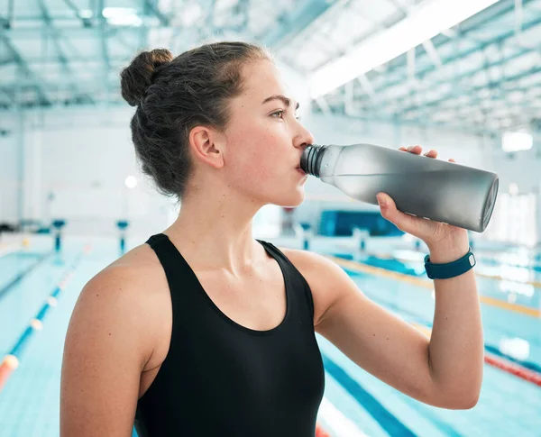 Zwemmer Sport Vrouw Die Water Drinken Ontspannen Tijdens Pauze Inspanning — Stockfoto