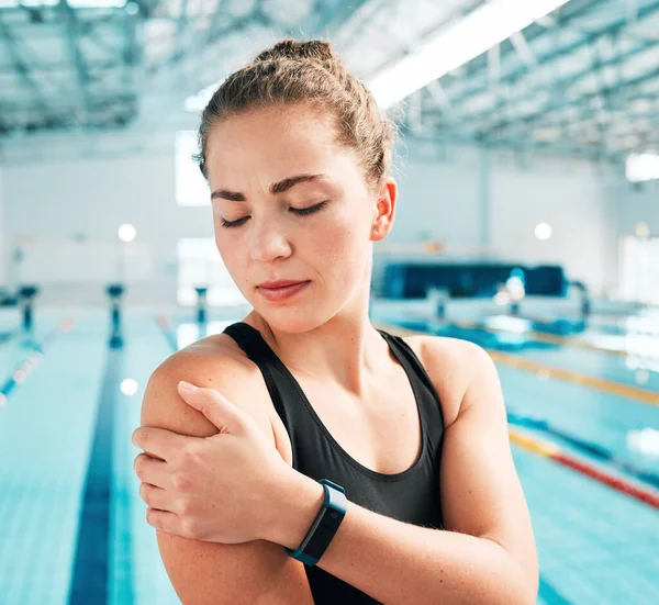 Sportblessure Schouderpijn Fitness Met Vrouw Bij Het Zwembad Voor Medische — Stockfoto
