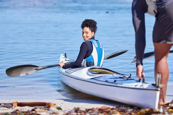 カヤックの女性の肖像画 そして笑顔で運動するために湖 ビーチ または川で準備する オーシャンホリデー アドベンチャー フィットネス 海でのスポーツのトレーニングのためのカヌーで幸せなカップル — ストック写真