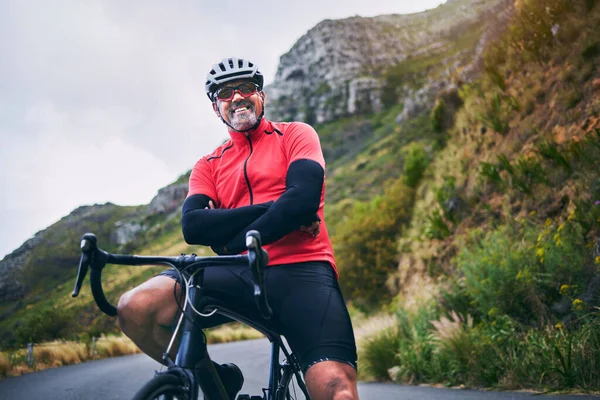 Retrato Ciclismo Braços Cruzados Com Homem Natureza Para Esportes Treinamento — Fotografia de Stock