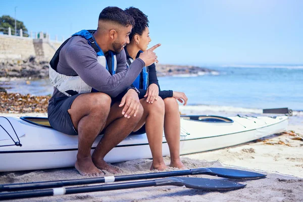 カヤックやチームワークのパートナーとビーチでカップル アウトドア スポーツ 水の冒険 自然の空間を指す自由のためのカヌーを持つ男女 — ストック写真
