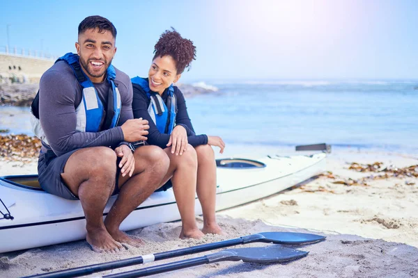 カヤックのためのカップル 肖像画および屋外またはチームワークのためのパートナーとのビーチで旅行 スポーツ ウォーターアドベンチャー 自然の中でスペースを持つ自由のためのカヌーを持つ幸せな男女 — ストック写真