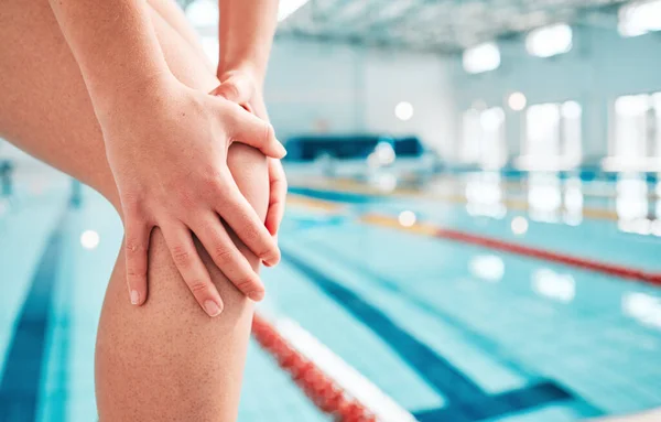Persoon Handen Zwemmen Knieblessure Pijn Pijn Van Een Sportongeval Noodgeval — Stockfoto