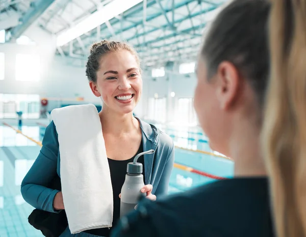 Mutlu Kadın Arkadaşlar Yüzme Sporları Egzersiz Kapalı Havuzda Birlikte Antrenman — Stok fotoğraf