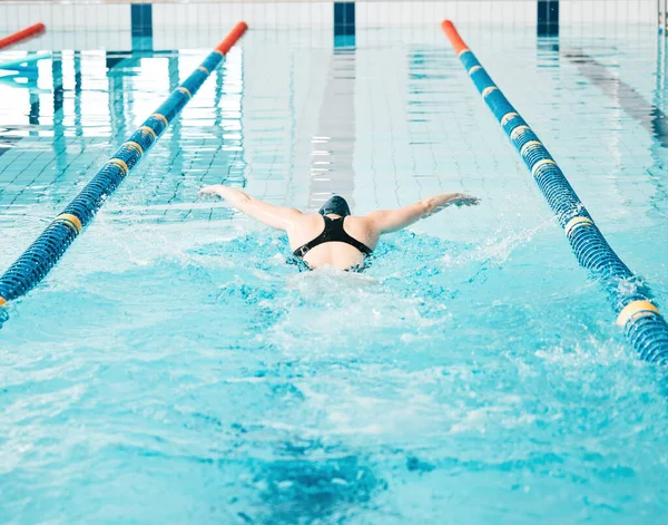 游泳池和女运动员参加比赛 竞赛或比赛的训练 女子游泳运动员的体形 运动和背部练习有氧水技能以进行运动 提高速度或耐力 — 图库照片