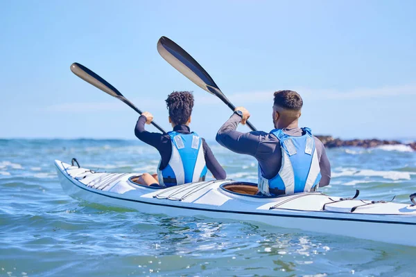 ビーチ または川でカヤックやスポーツの水 休暇中に一緒に運動する オーシャンホリデー アドベンチャー フィットネス カヌーで青空でのチームワークのトレーニングのためのカップル — ストック写真
