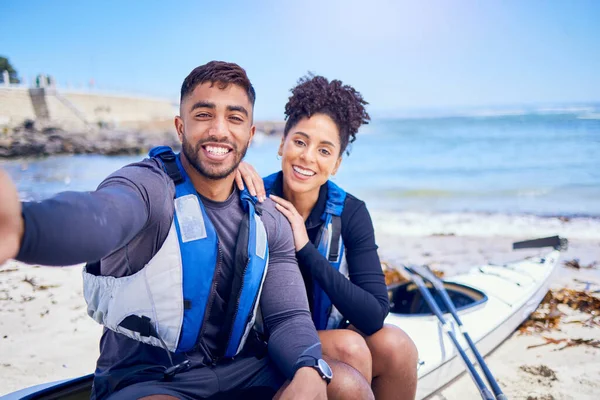 セルフィー カヤック ビーチのカップルは または休日の旅行のために一緒に夏にリラックスします 冒険のための海のボートでスポーツマンと女性との肖像画 愛または笑顔 — ストック写真