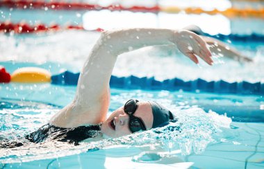 Kadın, bilardo ve yüzme sporları, spor, egzersiz veya olimpiyat ya da atletizm eğitimi için suda yüzme. Antrenmanda kadın, atlet veya profesyonel yüzücü yarışmada, yarışta veya maratonda.