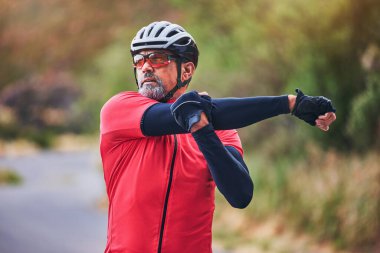 Bisikletçi ve kollarını dağda spor, spor, spor ya da doğa sporunda esnetiyor. Aktif erkek ya da sporcu vücut ısıtması, bisiklete binme ya da kardiyo maratonu ya da antrenman için hazır..