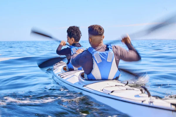 ビーチ または川でのレースのためのカヤックでの水 男女は 休暇中に一緒に運動します オーシャンホリデー アドベンチャー フィットネス カヌーで青空でのチームワークのトレーニングのためのカップル — ストック写真