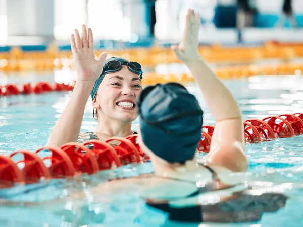 Fitness Pływak Kobiety Przybitej Piątki Uroczystości Osiągnięcia Treningu Wellness Wygranej — Zdjęcie stockowe