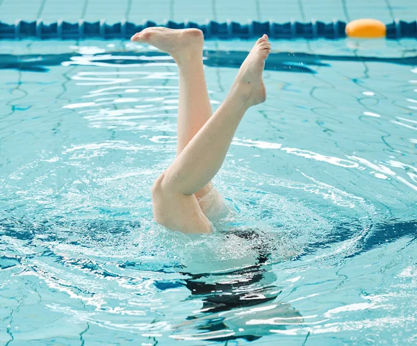Simning Idrottare Och Ben Vatten Upp Och Ner Motion Och — Stockfoto
