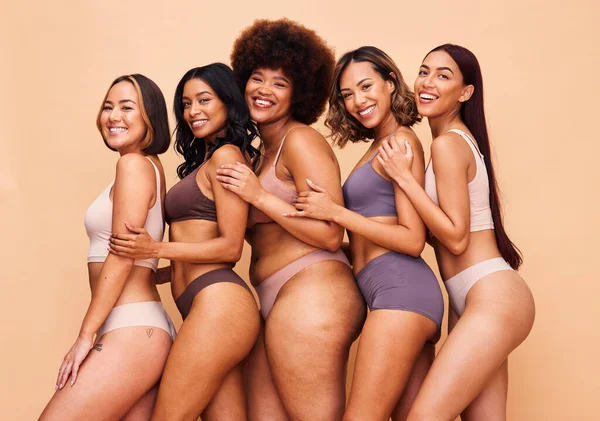 Cuerpo Positivo Diversidad Retrato Mujeres Felices Estudio Para Bienestar Belleza —  Fotos de Stock