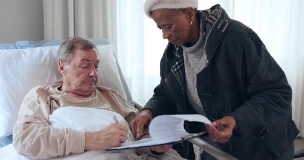 与住在医院的老人的签名 文件和人寿保险 用于遗嘱 规划和退休 与老年患者一起在诊所病床上做文书工作 医疗保健和医疗服务 以获得证明和同意 — 图库视频影像