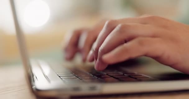 Ноутбук Дослідження Руки Людини Вводить Креативний Блог Комунікацію Електронною Поштою — стокове відео