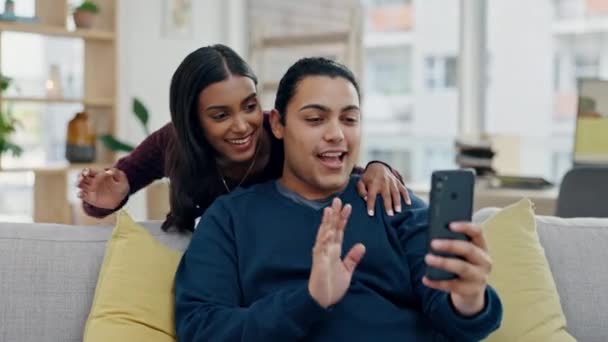 Pareja Feliz Saludar Hablar Por Teléfono Para Videollamada Conversación Comunicación — Vídeos de Stock