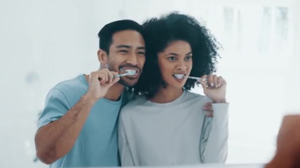 Ευτυχισμένο Ζευγάρι Βούρτσισμα Δοντιών Και Καθρέφτη Στην Πρωινή Ρουτίνα Οδοντιατρική — Αρχείο Βίντεο