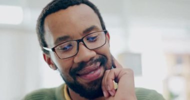Mutlu, düşünceli ve uzaktan kumandalı bir siyah adam planlama, çözüm ya da e-posta için dizüstü bilgisayarda çalışıyor. Gülümseyin, ev ve çalışırken bilgisayardan bilgi okuyan Afrikalı bir girişimci.