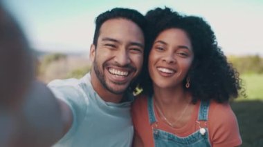 Selfie, açık hava ve aşk, evlilik ve sosyal medya ile mutluluk, rahatlama ve romantizm. Portre, postası olan kadın ve erkek, piknik ve barış, profil fotoğrafı, romantik randevu ve bakım.