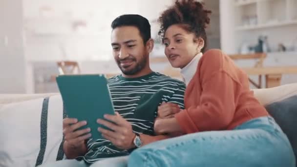 Para Sofa Tablet Domowego Internetu Usługi Streamingu Oglądać Filmy Lub — Wideo stockowe