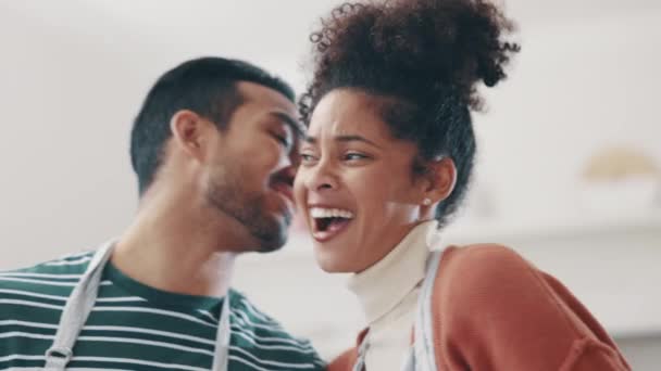 Couple Heureux Cuisiner Rire Plaisanterie Ensemble Dans Conversation Secrète Amour — Video
