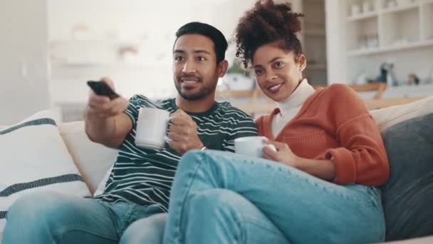 Pasangan Menonton Dan Berbicara Dengan Kopi Sofa Bersantai Dan Streaming — Stok Video