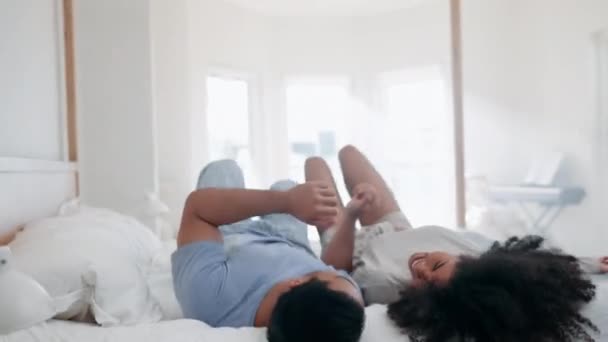 欢笑和夫妻在床上结合 在他们的公寓里玩耍和聊天 一个周末的早晨 来自墨西哥的男女青年在卧室里玩乐 笑着跳着玩 — 图库视频影像