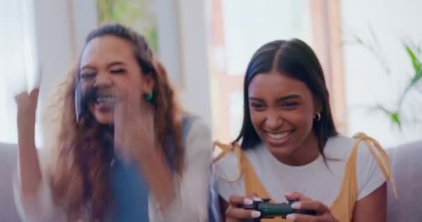 Acasă Joc Video Femei Într Canapea Zâmbet Competitiv Sporturi Încântat — Videoclip de stoc