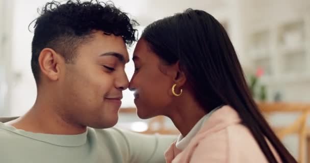 Kanepede Mutlu Bir Çift Yeni Evin Oturma Odasında Öpüşmek Evlilik — Stok video