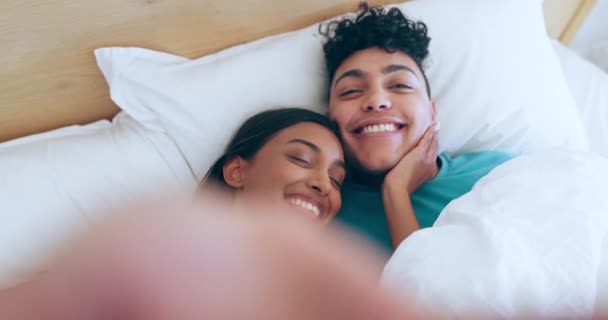 Paar Bed Selfie Met Kus Glimlach Gezicht Met Zorg Liefde — Stockvideo