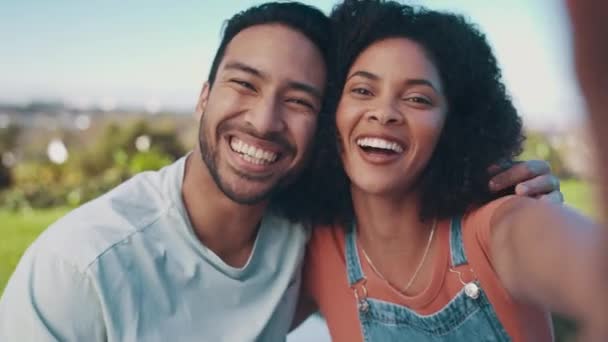 Selfie Aire Libre Pareja Con Amor Sonrisa Redes Sociales Con — Vídeos de Stock
