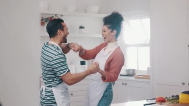 Lachen Fröhlich Und Paarweise Tanzen Sie Der Küche Beim Kochen — Stockvideo