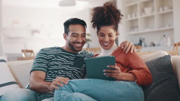Glückliches Paar Auf Sofa Mit Tablet Gemeinsam Über Social Media — Stockvideo