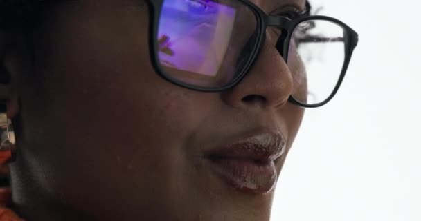 仕事でウェブサイトやビジネスリサーチのためのメガネとラップトップを持つクローズアップ コンピュータ画面とインターネットの仕事をオンラインで反映した笑顔 女性の従業員 — ストック動画