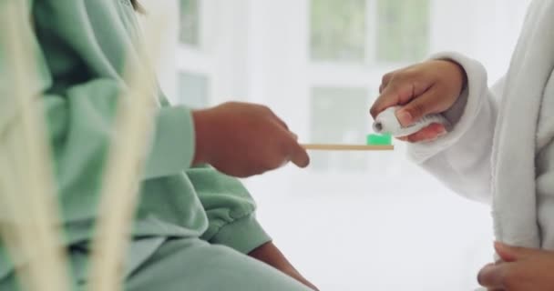 Madre Mani Bambino Bagno Con Dentifricio Lavarsi Denti Insieme Igiene — Video Stock