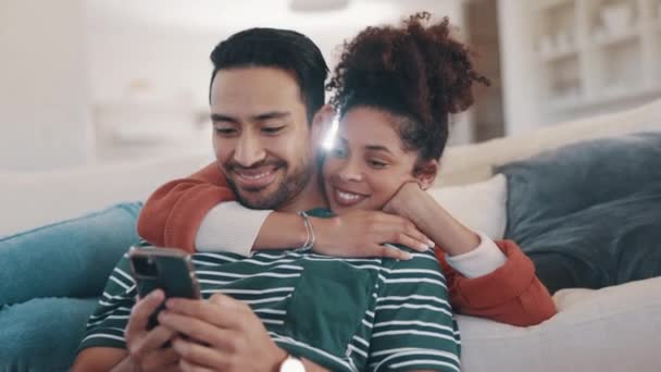Ευτυχισμένο Ζευγάρι Στον Καναπέ Τηλέφωνο Γέλιο Και Αγκαλιά Μέσα Κοινωνικής — Αρχείο Βίντεο