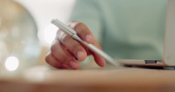 Laptop Hand Met Een Pen Tafel Voor Werk Afstand Onderzoek — Stockvideo