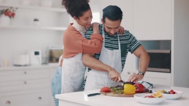 Uścisk Jedzenie Para Kuchni Gotowania Domu Razem Romantyczny Posiłek Rocznicę — Wideo stockowe