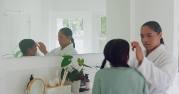Φροντίδα Μαλλιών Μπάνιο Και Μητέρα Περιποίηση Παιδιών Ρουτίνα Πρωί Ένα — Αρχείο Βίντεο