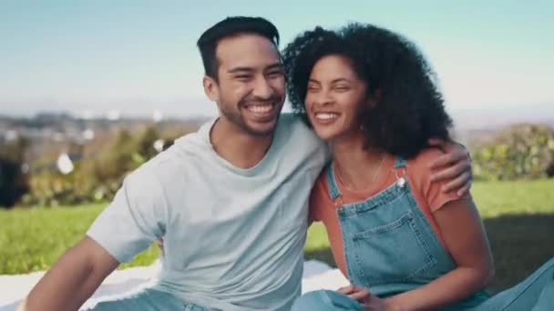 Aşk Piknik Yaz Tatilinde Çiftlerle Gülümseme Rahatlama Mutluluk Sağlık Romantizm — Stok video
