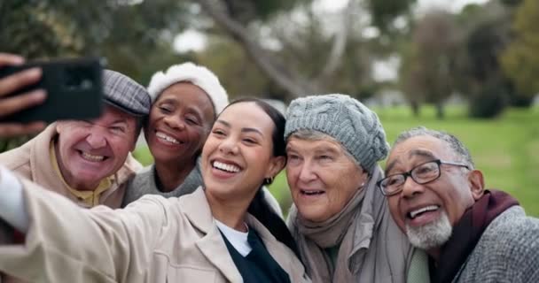 Vårdgivare Äldre Och Selfie Glad Utomhus Med Äldreomsorg Och Wellness — Stockvideo